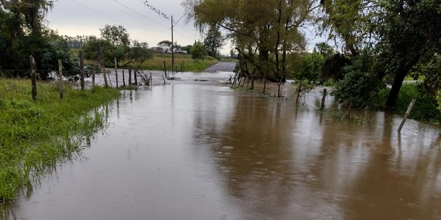 Temporal acompanhado de vento forte causa transtornos em Caxias do