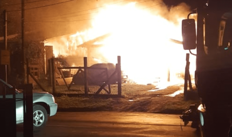 Incêndio atingiu moradia localizada na Rua da Igreja, no bairro Porto Lacustre.