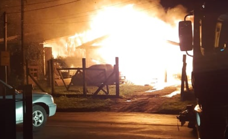 Bombeiros combatem incêndio em residência