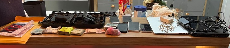Policiais apreenderam armas de fogo, computadores, celulares, além de dezenas de porções de entorpecentes, oito veículos de luxo e uma quantia em dinheiro.