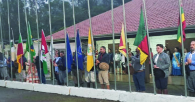 Ao som do Hino Nacional, autoridades e representantes das entidades tradicionalistas realizaram o hasteamento das bandeiras.