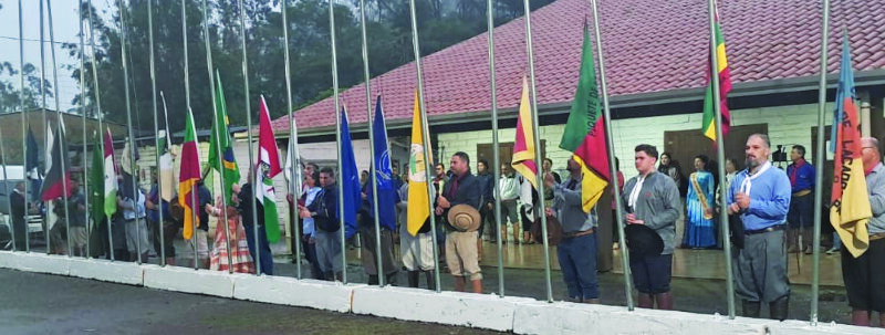 Ao som do Hino Nacional, autoridades e representantes das entidades tradicionalistas realizaram o hasteamento das bandeiras.