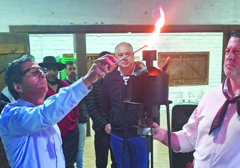 Acendimento da Chama Crioula marcou a abertura da Semana Farroupilha no município.