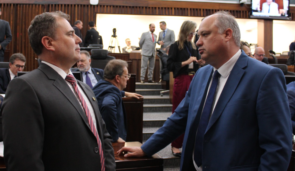 Deputado Luciano (direita) ao lado do defensor Público-Geral do RS, Nilton Leonel Arnecke Maria.