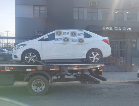 Veículo utilizado no crime, dinheiro e objetos roubados na casa foram apreendidos em Passinhos.