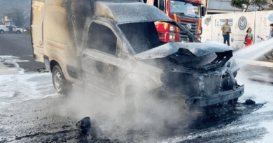 Carro ficou completamente destruído ao pegar fogo no bairro Sul Brasileiro, em Osório.