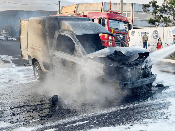 Carro ficou completamente destruído ao pegar fogo no bairro Sul Brasileiro, em Osório.