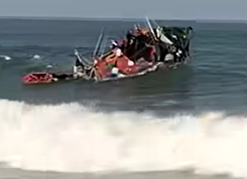 Embarcação pesqueira ficou destruída após naufragar em Torres.