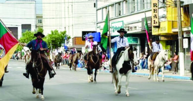 Desfile acontecerá na Avenida Marechal Floriano Peixoto, às 15h.