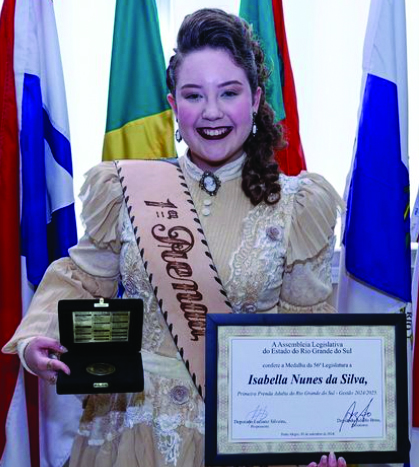 Isabella Nunes recebe Medalha do Legislativo gaúcho