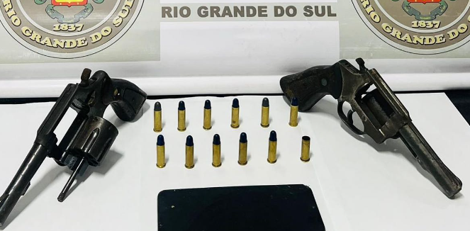 Ação em Balneário Pinhal apreendeu celular, munições e duas armas.