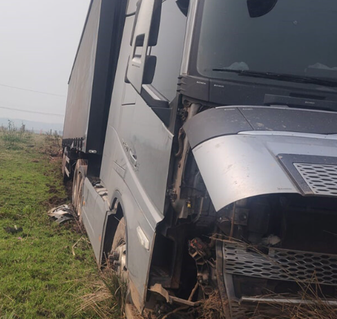 Motorista do caminhão acabou se ferindo e precisou ser socorrido pelos agentes do Samu.