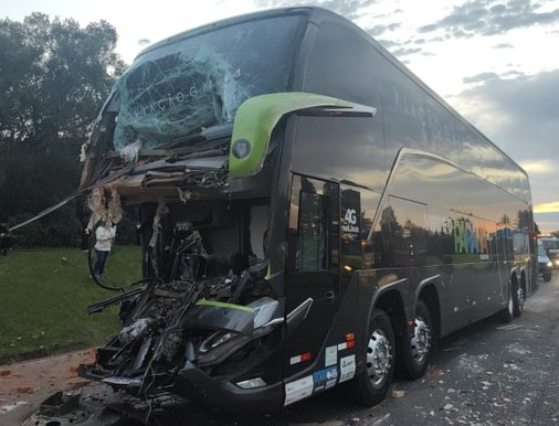 Ônibus seguia em direção a Porto Alegre quando acabou colidindo contra outro veículo na altura do quilômetro 22 da BR-290, em Santo Antônio da Patrulha.