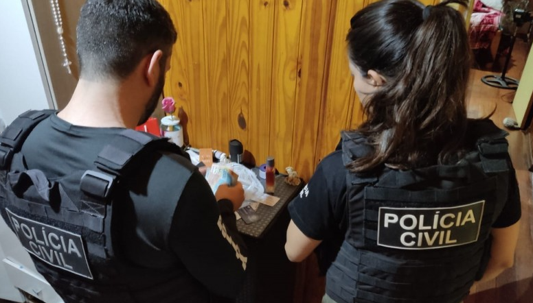 Policiais apreenderam diversos objetos, incluindo armas, além de mais de 70 mil reais em dinheiro.