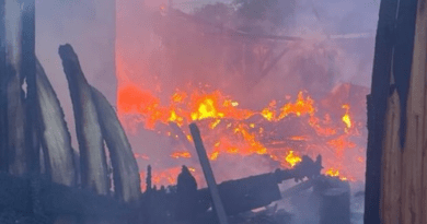 Dois dos cinco corpos foram encontrados carbonizados em meio a destroços de residências.