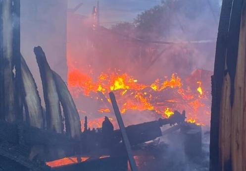 Dois dos cinco corpos foram encontrados carbonizados em meio a destroços de residências.