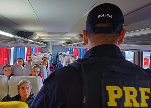 Agentes da PRF orientaram passageiros e motoristas sobre os cuidados no trânsito.