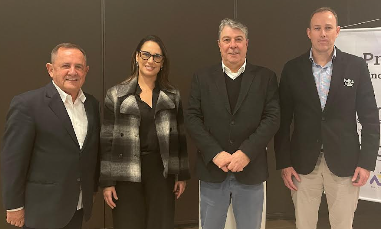 Eládio, Simone, Lemos e Ricardo durante evento realizado em hotel de Porto Alegre.