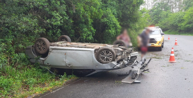 Carro seguia no sentido Torres – Osório quando capotou no quilômetro 84 da ERS-389.