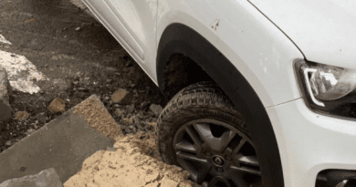 Carro ficou preso devido a obra na Avenida Marechal Floriano Peixoto.