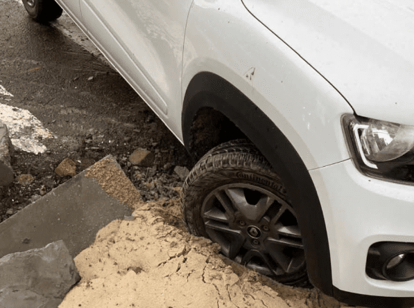 Carro ficou preso devido a obra na Avenida Marechal Floriano Peixoto.