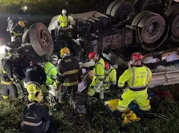 Bombeiros realizaram resgate da vítima que ficou presa nas ferragens.