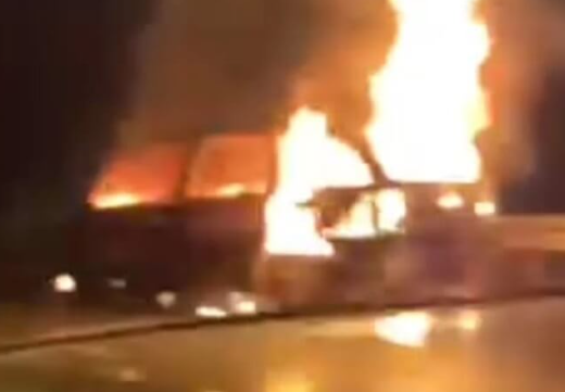 Automóvel pega fogo na BR-101