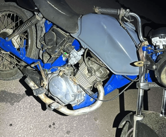 Ação em Osório apreendeu motocicleta e simulacro de arma.