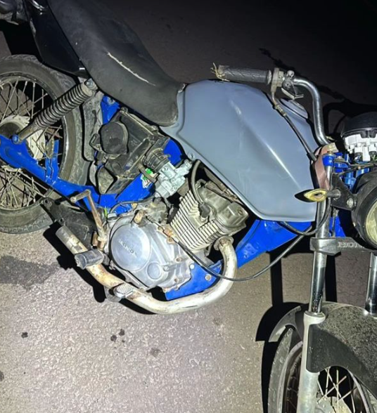 BM apreende moto e simulacro de arma