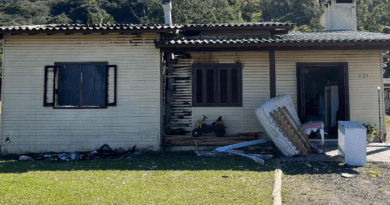 Casa ficou parcialmente destruída após ser atingida por incêndio.