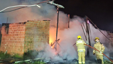 Bombeiros combatem incêndio em residência