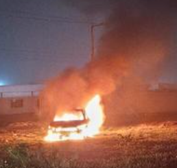 Bombeiros combatem incêndio em veículo