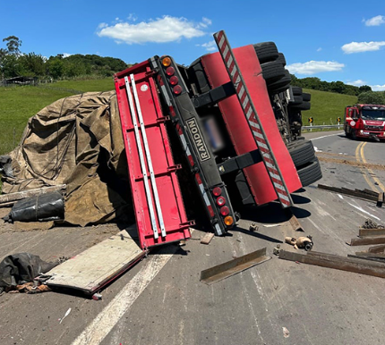 Veículo capotou em ‘curva da morte’ após motorista sofrer um mal súbito.