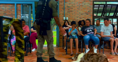 Estudantes da Apae puderam assistir apresentação e interagiram com os cães.