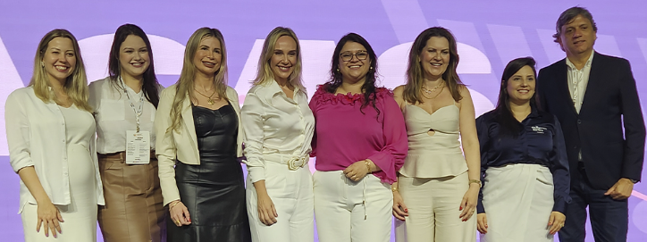 Presidente Longo (direita) ao lado da diretoria do Agas Mulher.