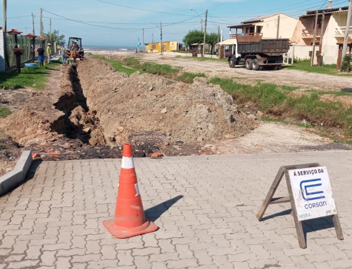 Corsan realiza substituição de redes de água em Balneário Pinhal.