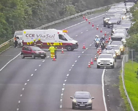 Bloqueio na pista causou filas e congestionamento de quilômetros na Freeway.