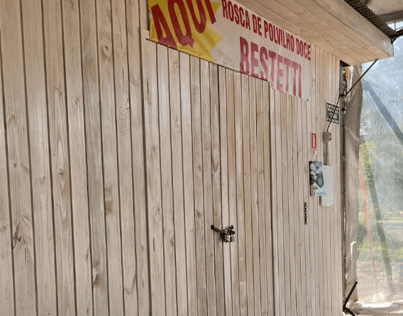 Após o ocorrido, os comerciantes reforçaram as portas colocando correntes e cadeados no local.