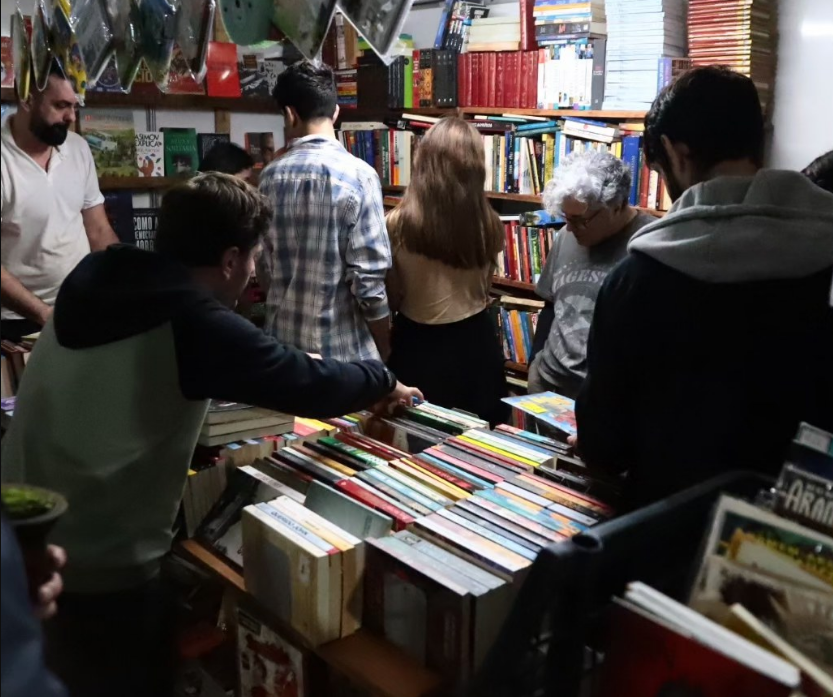 Durante uma semana de Feira centenas de pessoas passaram pelas Bancas de Livros.