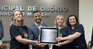 Vereadores Ed, Isaque e João Pereira entregaram honraria a direção do colégio.