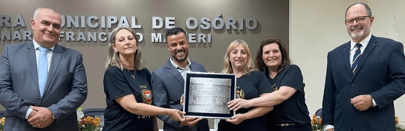 Vereadores Ed, Isaque e João Pereira entregaram honraria a direção do colégio.