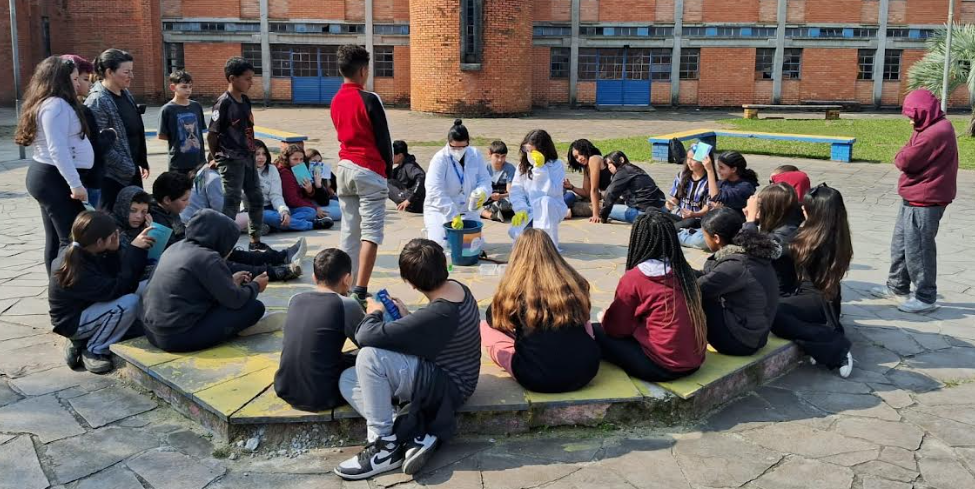 Estudantes aprendem transformar óleo de cozinha em sabão