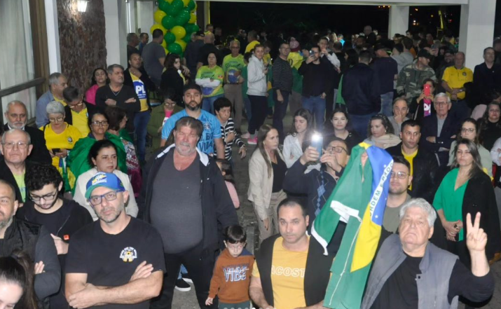 Centenas de pessoas foram até os Doces Maquiné para verem o político.
