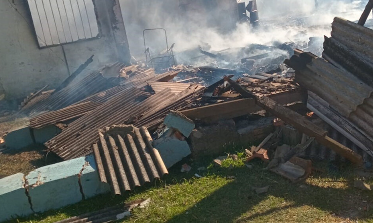 Incêndio destrói duas casas na região