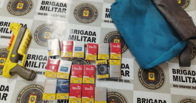 Ação em Imbé apreendeu simulacro de arma e bolsa com 17 carteiras de cigarros.