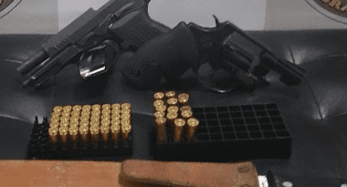 Ação em Caraá apreendeu um facão, duas armas de fogo e dezenas de munições.