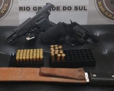 Ação em Caraá apreendeu um facão, duas armas de fogo e dezenas de munições.