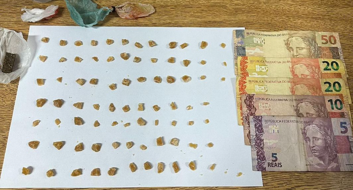 Dinheiro e 73 porções de entorpecentes foram apreendidas em Osório.