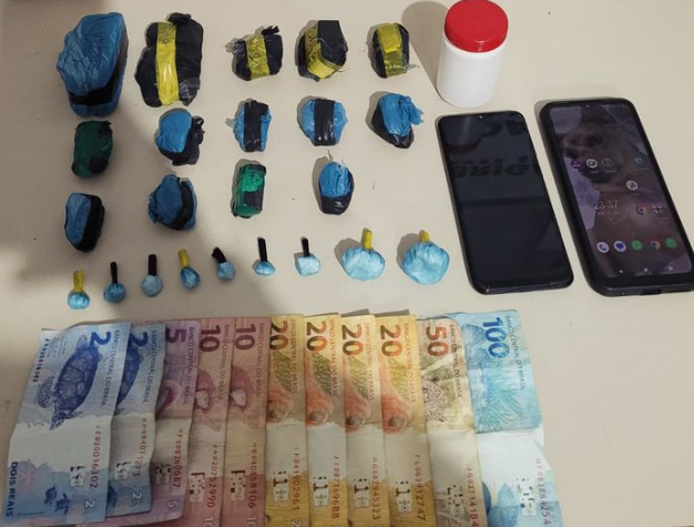 Ação em Torres apreendeu dinheiro, celulares e 23 porções de drogas.
