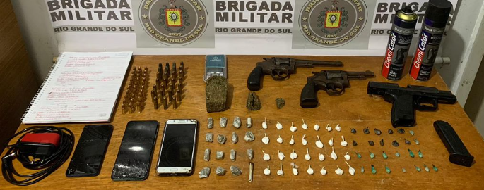 Policiais apreenderam objetos, entorpecentes, armas e munições durante ação em Pinhal.